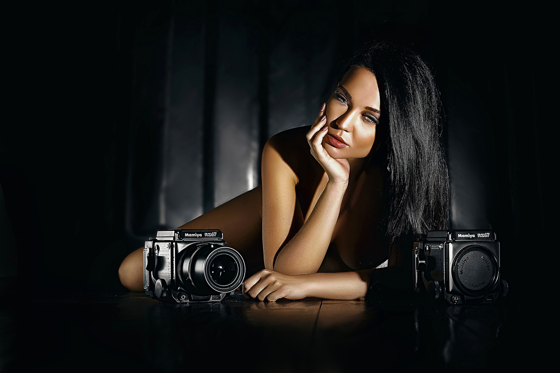 Portrait éditorial en clair-obscur avec deux Mamiya RZ67 pour un client de Cahors