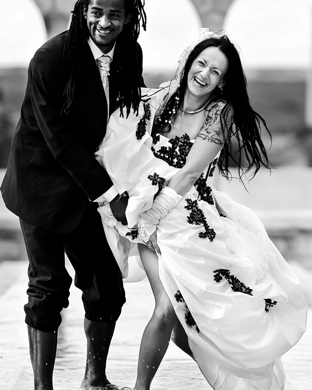 Portrait de mariée en noir et blanc avec bouquet réalisé à Cahors