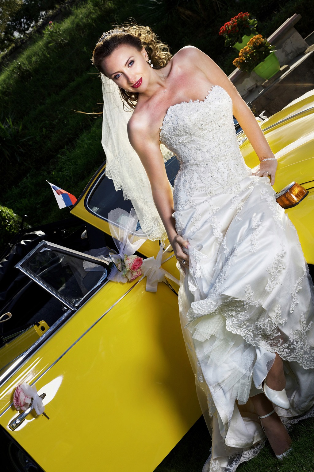 Portrait de mariée avec voiture de collection réalisé dans le Lot