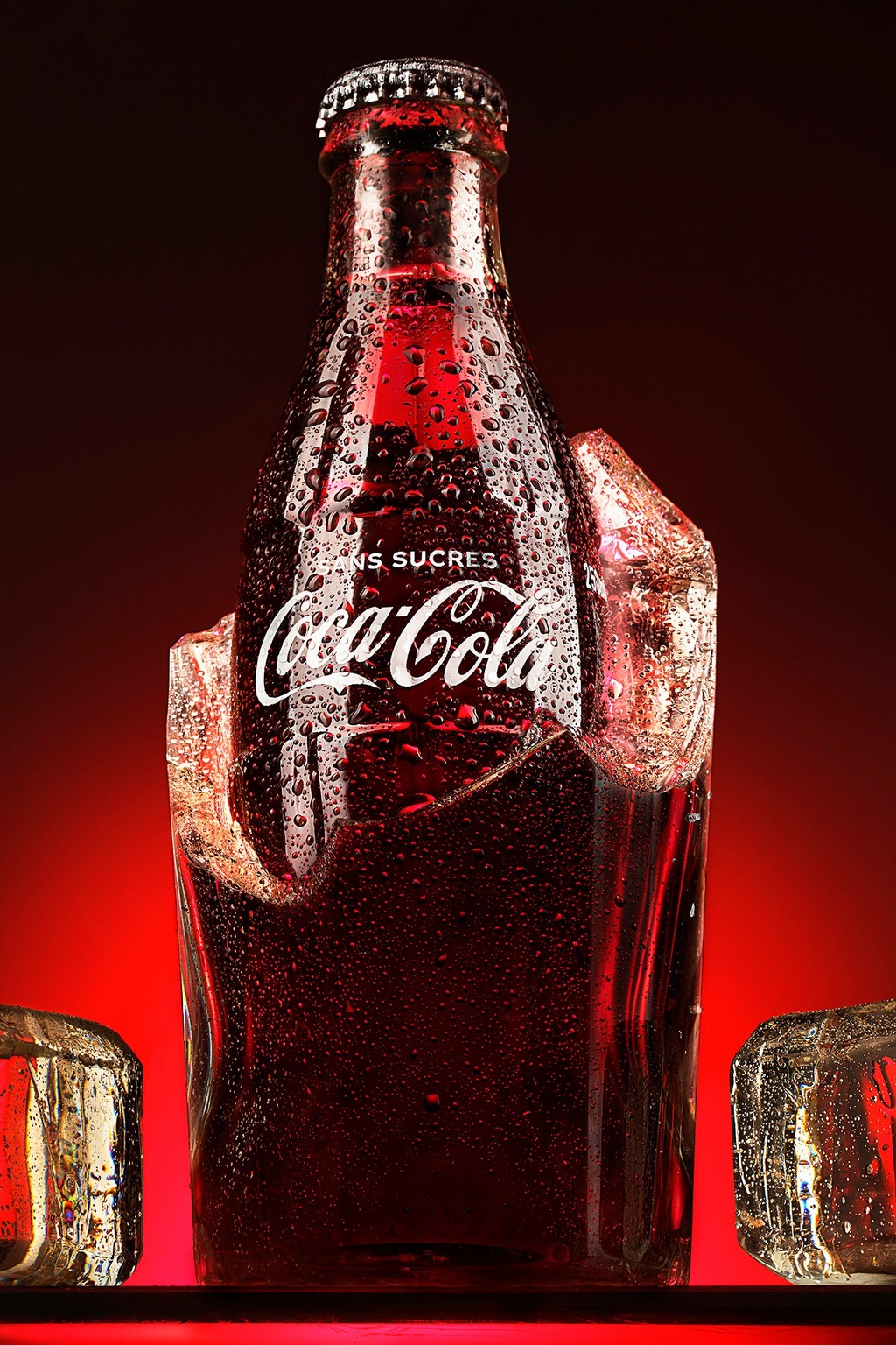 Packshot publicitaire de bouteille de soda sur glace, photographie produit en studio mobile à Cahors